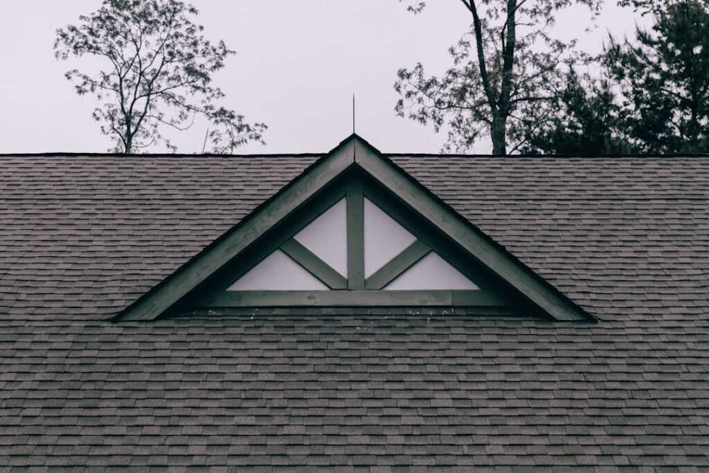 Asphalt Shingles vs Metal Roofing in Florida: A Cost-and-Lifespan Comparison