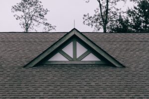 Asphalt Shingles vs Metal Roofing in Florida: A Cost-and-Lifespan Comparison